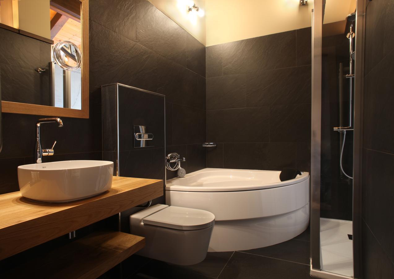 Suite con bañera de hidromasaje y cama grande